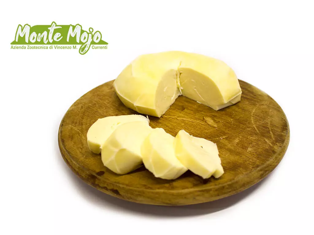 Formaggio Monte Mojo tagliato a fette su tagliere.