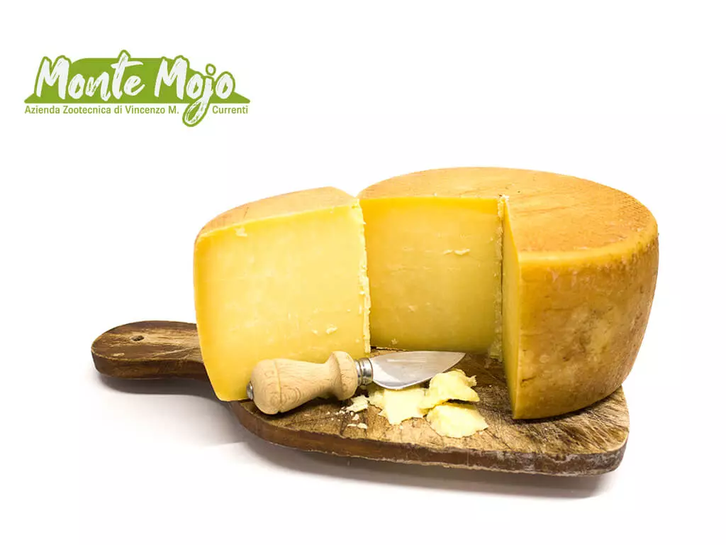 Formaggio Monte Mojo tagliato a fette, su tagliere.