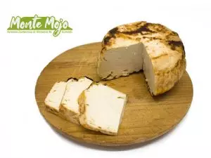 forma di formaggio a pasta bianca, tagliato a fette.