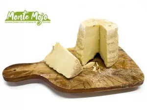 Formaggio Monte Mojo tagliato su tagliere di legno.