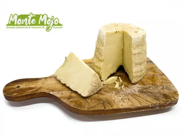 Formaggio Monte Mojo tagliato su tagliere di legno.