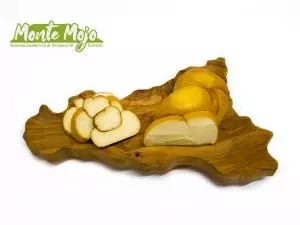 Formaggio Monte Mojo affumicato a fette su tagliere.