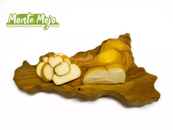 Formaggio Monte Mojo affumicato a fette su tagliere.