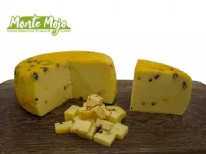 Formaggio Monte Mojo al pepe nero e zafferano tagliato a fette e cubetti.